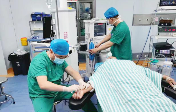 保康县人民医院多学科联合完成嗜铬细胞瘤切除术