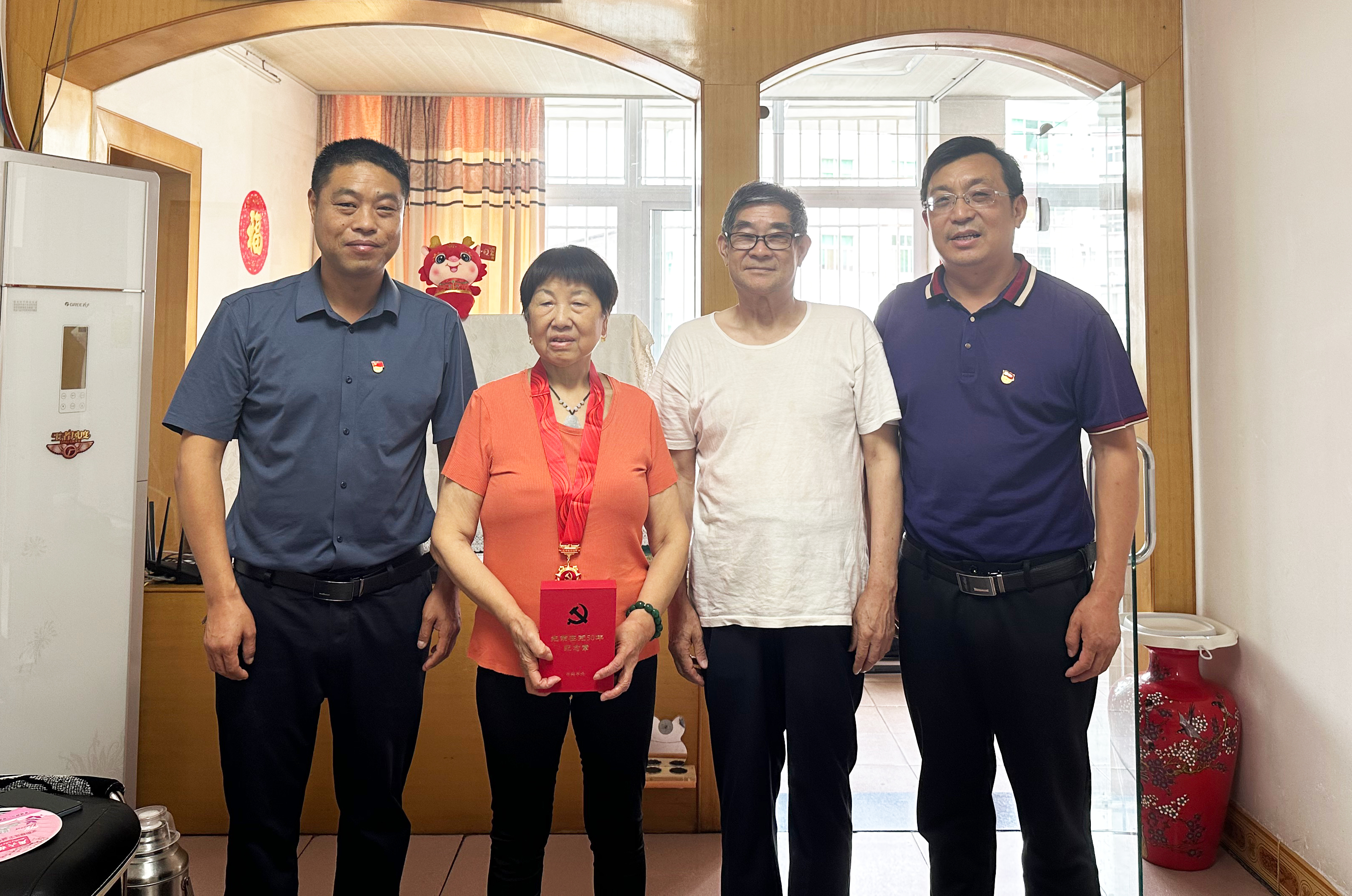 保康县人民医院为老党员颁发“光荣在党50年”纪念章